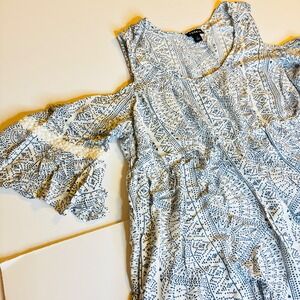 Torrid Women's Cold Shoulder Top Blue White Print Size 1 Bohemian Boho Crochet